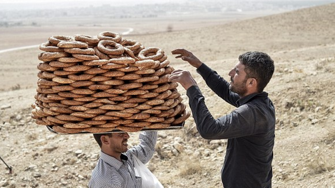 Φωτογραφίες: Οι Τούρκοι τρώνε κουλούρια και παρακολουθούν την πτώση του Κομπάνι!